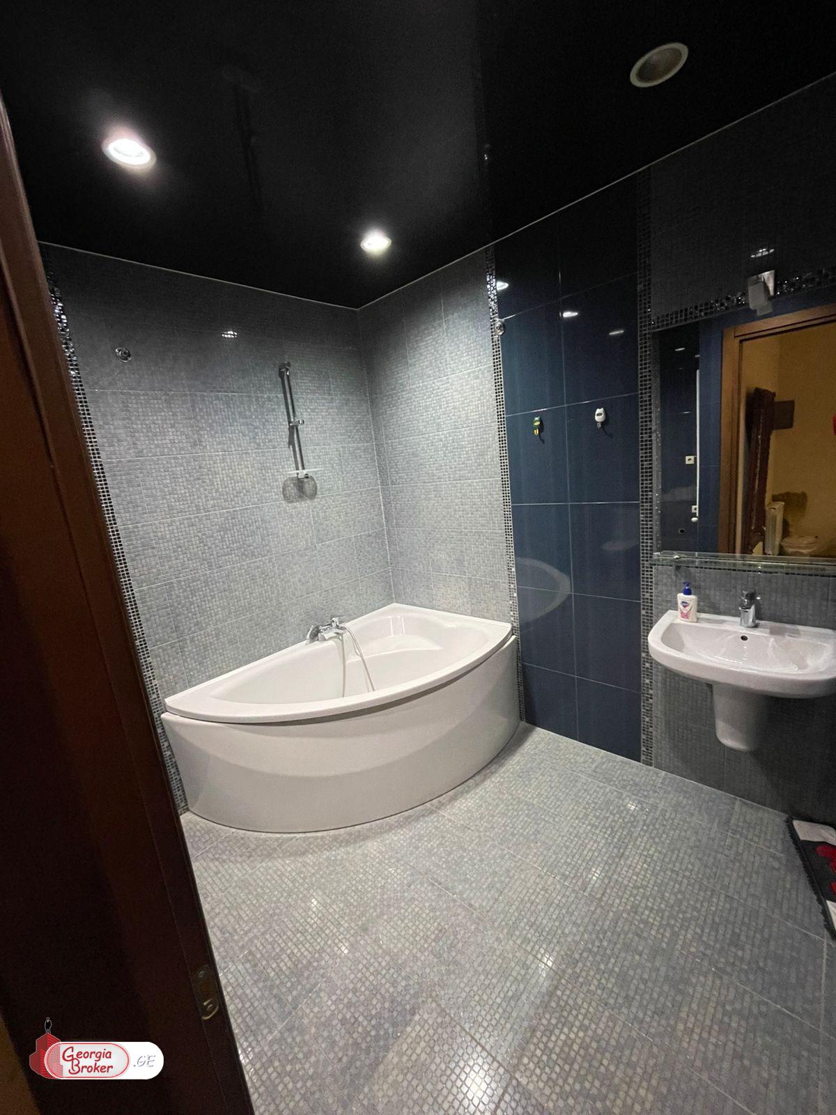 продается квартира с новым ремонтом 3-комнаты